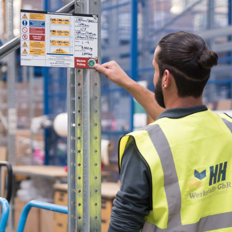 Aufkleben des Prüfsiegels