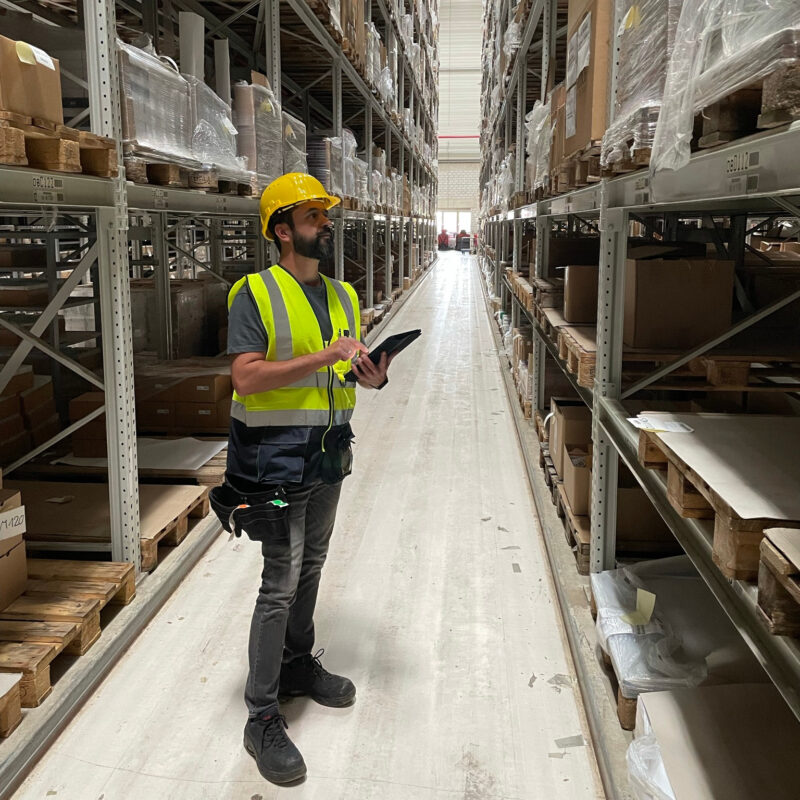 Regalprüfer mit Tablet bei Regalprüfung / Regalinspektion