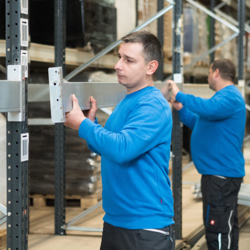 Mitarbeiter bei der Regalreparatur